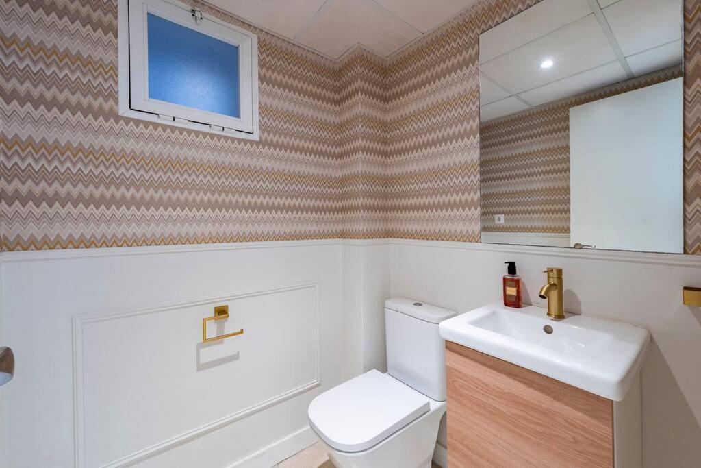 Modern Flat In Marbella, 2br, Pool & Parking